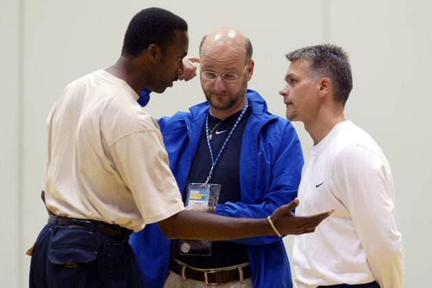 Bundestrainer Henrik Dettmann (Mitte) mit seinen Assistenten Rolando Blackman (li.) und Armin Andres (alle Deutschland) Basketball WM Herren Weltmeisterschaft 2002, Nationalmannschaft, Nationalteam Gruppe Indianapolis