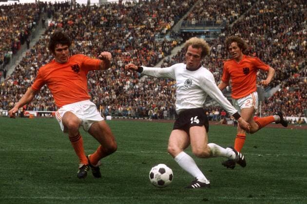 Uli Hoeneß (BR Deutschland, Mitte) gegen Wim van Hanegem (li.) und Arie Haan (beide Holland) Fußball WM Herren Weltmeisterschaft 1974, Finale, Endspiel, Nationalmannschaft, Nationalteam, Nationaltrikot, Gruppe Olympiastadion München Dynamik,