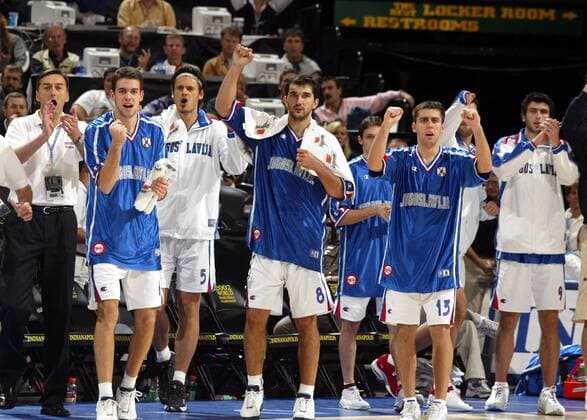EuroBasket 2022, Historie, Die besten Spieler Europas Mannschaftsjubel Jugoslawien, v.li.: xxx, Zarko Cabarkapa, Dejan Koturovic, Predrag Stojakovic, Milos Vujanic Basketball WM Herren Weltmeisterschaft 2002, Länderspiel, Viertelfinale, Nationalmannschaft, Nationalteam, Nationaltrikot Gruppe Conseco Fieldhouse Indianapolis Freude,