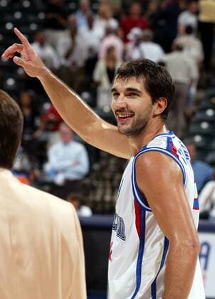 EuroBasket 2022, Historie, Die besten Spieler Europas Predrag Stojakovic (Jugoslawien) - Schlußjubel Basketball WM Herren Weltmeisterschaft 2002, Länderspiel, Viertelfinale, Nationalmannschaft, Nationalteam, Nationaltrikot Einzelbild Conseco Fieldhouse Indianapolis Freude,