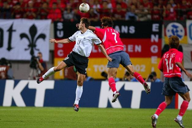 Miroslav Klose (Deutschland, li.) gegen Kim Tae-Young (Südkorea) Fußball WM Herren Weltmeisterschaft 2002, Länderspiel, Halbfinale, Nationalmannschaft, Nationalteam, Nationaltrikot, Gruppe Seoul Dynamik