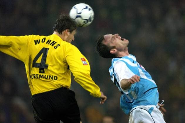 Christian Wörns (li., BVB) gegen Markus Schroth (1860) Fußball 1. BL Herren Saison 2002 2003, Borussia Dortmund - TSV 1860 München 1:0 Gruppe Dortmund Dynamik,