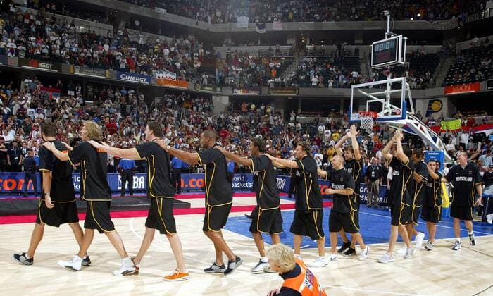 Deutschland feiert den dritten Platz mit einer Polonaise; v.li.: Robert Maras, Dirk Nowitzki, Patrick Femerling, Stephen Arigbabu Basketball WM Herren Weltmeisterschaft 2002, Länderspiel, Spiel um Platz 3, Nationalmannschaft, Nationalteam Gruppe Conseco Fieldhouse Indianapolis Freude, Begeisterung