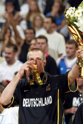 Henrik Rödl (Deutschland) küßt seine Bronzemedaille Basketball WM Herren Weltmeisterschaft 2002, Länderspiel, Spiel um Platz 3, Nationalmannschaft, Nationalteam Einzelbild Conseco Fieldhouse Indianapolis Freude,