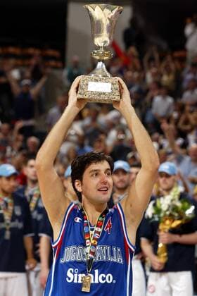 EuroBasket 2022, Historie, Die besten Spieler Europas Weltmeister Dejan Bodiroga (Jugoslawien) präsentiert stolz den Pokal Basketball WM Herren Weltmeisterschaft 2002, Länderspiel, Finale, Endspiel, Nationalmannschaft, Nationalteam Einzelbild Conseco Fieldhouse Indianapolis Freude,