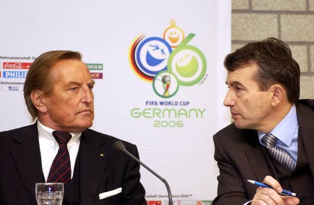 DFB-Präsident Gerhard Mayer-Vorfelder (li.) im Gespräch mit Wolfgang Niersbach (beide Deutschland), geschäftsführender Vizepräsident im Organisationskomitee zur Weltmeisterschaft 2006 in Deutschland Fußball WM Herren Vorstellung des Weltmeisterschaftslogos 2002, Präsentation, Gruppe Pressekonferenz, PK, Pressetermin Gelsenkirchen