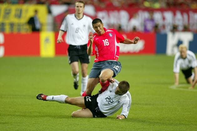 Torsten Frings (am Boden, Deutschland) gegen Cha Du-Ri (Südkorea) Fußball WM Herren Weltmeisterschaft 2002, Länderspiel, Halbfinale, Nationalmannschaft, Nationalteam, Nationaltrikot Gruppe WorldCupStadium Seoul Dynamik, Kampf,