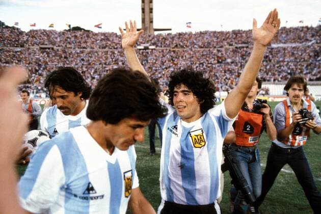 Diego Armando Maradona (re.) - Schlußjubel, Luis Galvan (vorn) und Leopoldo Luque (alle Argentinien) sind etwas verhaltener Fußball Länderspiel Herren Copa de Oro 1981, Länderspiel, Nationaltrikot, Nationalmannschaft, Nationalteam, Gruppe Montevideo