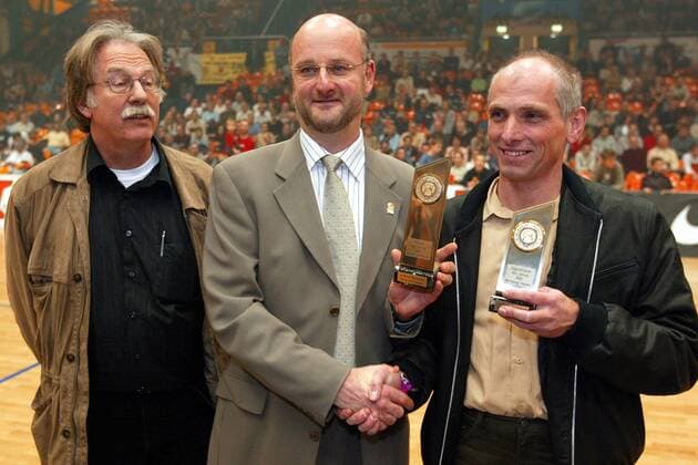 Bundestrainer Henrik Dettmann (Mitte) wird als Trainer des Jahres geehrt; Wolfgang Heyder (re., beide Deutschland) ist der Jugendtrainer des Jahres (mit der Jugendmannschaft des TSV Breitengüßbach) Basketball Länderspiel Herren Qualifikation 2002, Europameisterschaftsqualifikation, Länderspiel, Nationalmannschaft, Nationalteam Gruppe AnhaltArena Dessau