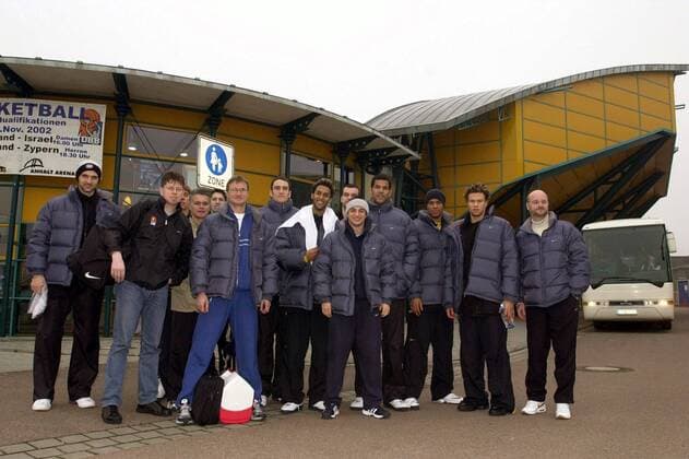 Gruppenbild des deutschen Teams vor der AnhaltArena, v.re. Bundestrainer Dettmann, Nikagbatse, Willoughby, Arigbabu, Demirel, Garris, Schultze, x, x, Pesic Basketball Länderspiel Herren Qualifikation 2002, Europameisterschaftsqualifikation, Nationalmannschaft, Nationalteam, Totale AnhaltArena Dessau