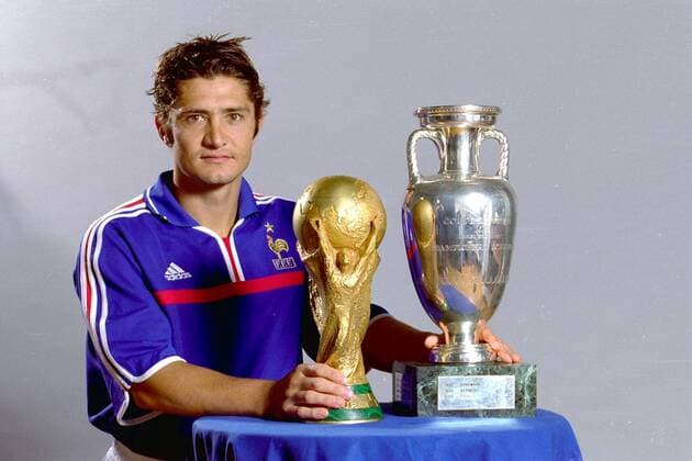 Bixente Lizarazu (Frankreich) mit dem Weltmeisterpokal (li.) und der Europameistertrophäe Fußball Herren Shooting 2000, Fotoshooting, Fototermin, Nationalmannschaft, Nationalteam, Nationaltrikot Einzelbild  