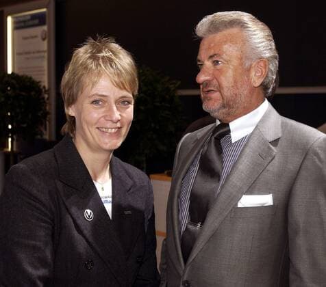 Jutta Kleinschmidt (VW) und ihr Manager Willi Weber (beide Deutschland) Motorsport Damen Motor-Show Essen 2002, Motorshow, Messe, Automesse, Ausstellung, Präsentation, Vorstellung, Vdig Gruppe Show-Center Essen