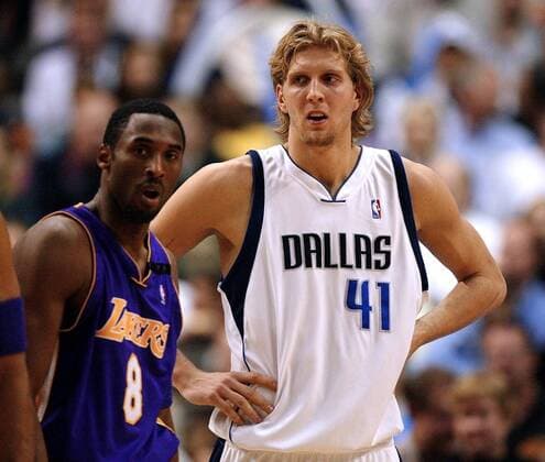 Dirk Nowitzki (re., Dallas) und Kobe Bryant (Lakers) Basketball Herren NBA 2002 2003, Dallas Mavericks - Los Angeles Lakers 98:72, LA, L.A., L A Gruppe AmericanAirlinesArena Dallas