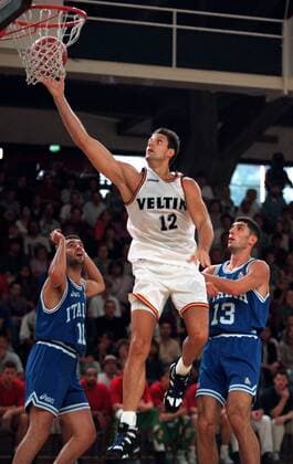 Hansi Gnad (Mitte, Deutschland) - Korbwurf gegen Paolo Conti (re.) und Paolo Moretti (beide Italien) Basketball Länderspiel Herren Supercup 1994, Länderspiel, Nationalmannschaft, Nationalteam, Nationaltrikot Gruppe Sporthalle Charlottenburg Berlin Dynamik,