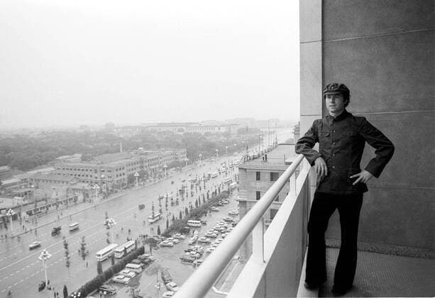 Franz Beckenbauer (Cosmos) in Chinesischer Arbeitskleidung auf dem Balkon eines Hochhauses während Testspielen gegen eine Chinesische Auswahl Fußball Herren NASL 1977, North American Soccer League, 1. Amerikanische Liga, Cosmos New York Einzelbild Peking