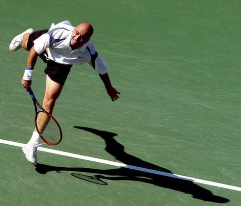 Andre Agassi (USA) - Aufschlag Tennis Herren US-Open 2002, ATP-Tour, Grand-Slam, Hartplatz, Hardcourt, Hartplatztennis, Hartplatzturnier, Finale, Einzelbild Flushing Meadows, Meadow New York Dynamik,