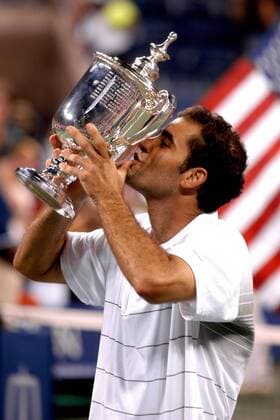 Pete Sampras (USA) küsst den Pokal Tennis Herren US-Open 2002, ATP-Tour, Grand-Slam, Hartplatz, Hardcourt, Hartplatztennis, Hartplatzturnier, Finale, Einzelbild Flushing Meadows, Meadow New York Freude,