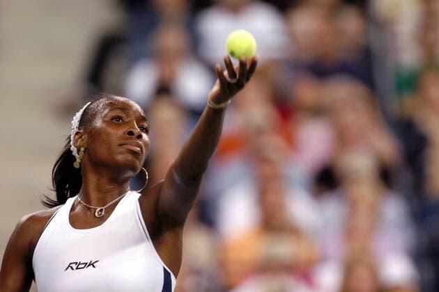 Venus Williams (USA) - Aufschlag Tennis Damen US-Open 2002, WTA-Tour, Grand-Slam, Hartplatz, Hardcourt, Hartplatztennis, Hartplatzturnier, Finale, Einzelbild Flushing Meadows, Meadow New York