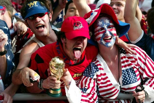US-amerikanische Fans mit einer Pokalattrappe Fußball WM Herren Weltmeisterschaft 2002, Nationalmannschaft, Nationalteam, Länderspiel, Achtelfinale Gruppe Jeonju Begeisterung  