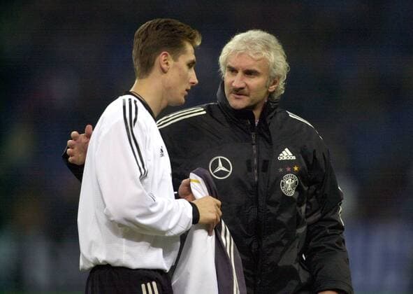 Teamchef Rudi Völler (re.) und Miroslav Klose (beide Deutschland) Fußball Herren Benefizspiel zugunsten der Flutopfer 2002, Benefiz, Gruppe Gelsenkirchen