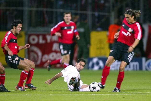 Christos Patsatzoglou (Mitte, Piräus) gegen Zivkovic (re., Leverkusen) Fußball EC 1 Herren Champions League 2002 2003, Bayer 04 Leverkusen - Olympiakos Piräus 2:0, Gruppe Leverkusen