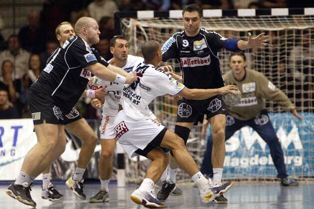 Carlos Reinoldo Enrique Perez (Mitte, Veszprem) gegen Sigfus Sigurdsson (li.) und Perunicic (beide SCM) Handball EC 1 Herren Champions League 2002 2003, SC Gladiators Magdeburg - KC Fotex Veszprem 27:28 Gruppe Bördelandhalle Magdeburg Dynamik,