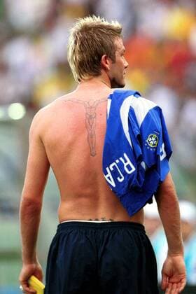 David Beckham (England) zeigt seinen tätowierten Rücken Fußball WM Herren Weltmeisterschaft 2002, Länderspiel, Viertelfinale, Nationalmannschaft, Nationalteam, Einzelbild Stadion Ecopa Shizuoka, England - Brasilien 1:2, Trikottausch  