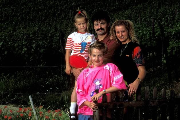 Kornelia Ender-Grummt (Deutschland, re.) mit ihrer Familie, u.a. Tochter Franziska (vorn, aus erster Ehe) Schwimmen Damen Schwimmsport 1992, Shooting, Fotoshooting, Fototermin, Fotostory, Homestory, privat Gruppe Mainz