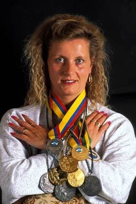 Kornelia Ender-Grummt (Deutschland), ehemalige DDR-Weltklasseschwimmerin, mit ihrer Medaillensammlung Schwimmen Damen Schwimmsport 1992, Shooting, Fotoshooting, Fototermin Einzelbild Mainz