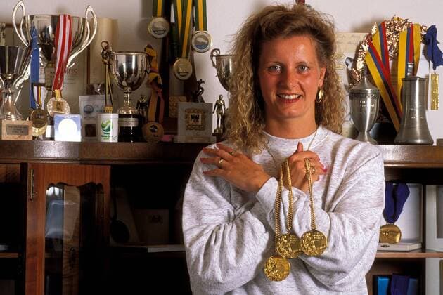 Kornelia Ender-Grummt (Deutschland), ehemalige DDR-Weltklasseschwimmerin, vor ihrer großen Trophäensammlung Schwimmen Damen Schwimmsport 1992, Shooting, Fotoshooting, Fototermin, Fotostory, Homestory, privat Einzelbild Mainz