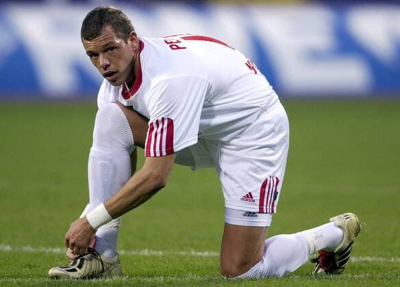 Dusan Petkovic (Nürnberg) bindet sich die Schuhe zu Fußball 1. BL Herren Saison 2002 2003, Leverkusen - 1. FC Nürnberg 0:2 Einzelbild Leverkusen