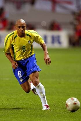 Roberto Carlos (Brasilien) am Ball Fußball WM Herren Weltmeisterschaft 2002, Länderspiel, Gruppenspiel, Gruppe C, Nationalmannschaft, Nationalteam Einzelbild Seogwipo Dynamik,