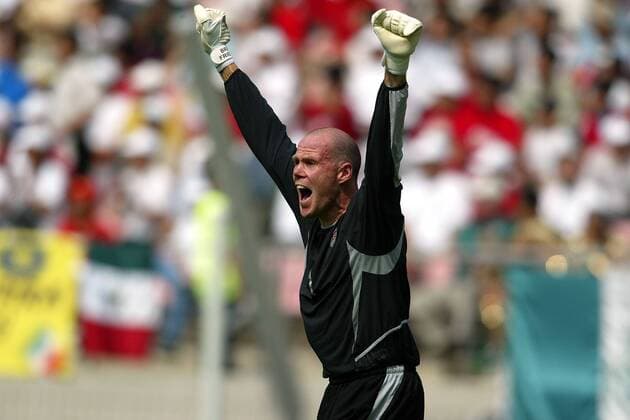 Torwart Brad Friedel (USA) - Torjubel Fußball WM Herren Weltmeisterschaft 2002, Länderspiel, Achtelfinale, Nationalmannschaft, Nationalteam, Nationaltrikot, Einzelbild WorldCupStadium Jeonju Freude, Begeisterung,