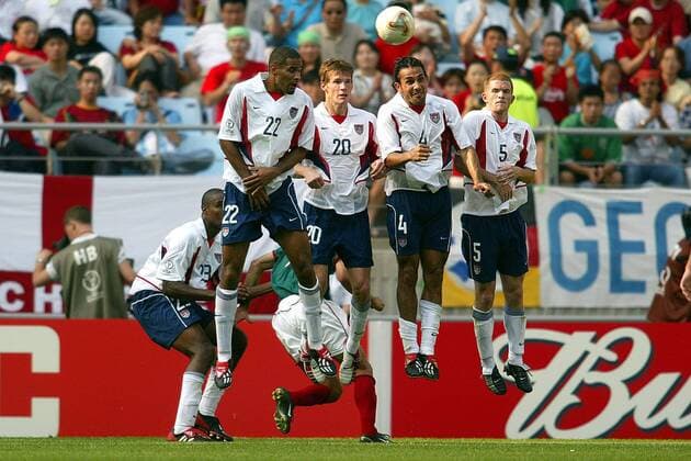 Freistoßmauer USA v. li.: Anthony Sanneh, Brian McBride, Pablo Mastroeni, John O Brien Fußball WM Herren Weltmeisterschaft 2002, Länderspiel, Achtelfinale, Nationalmannschaft, Nationalteam, Nationaltrikot, Gruppe WorldCupStadium Jeonju Dynamik, Höhe,