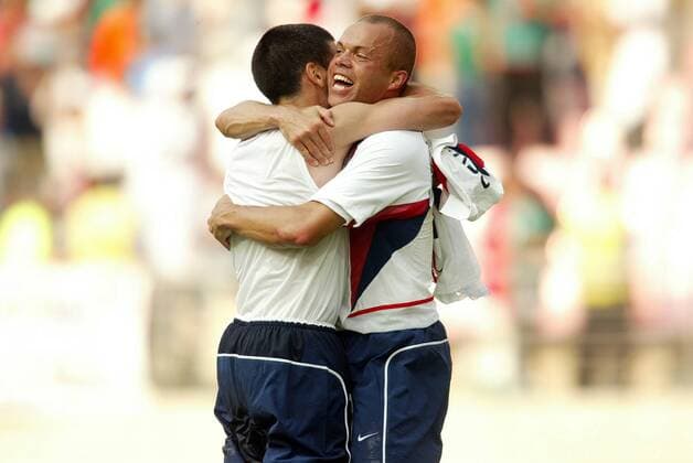 Earnie Stewart und Claudio Reyna (beide USA) - Torjubel Fußball WM Herren Weltmeisterschaft 2002, Länderspiel, Achtelfinale, Nationalmannschaft, Nationalteam, Nationaltrikot, Gruppe Earny, Ernie Jeonju Freude, Begeisterung,