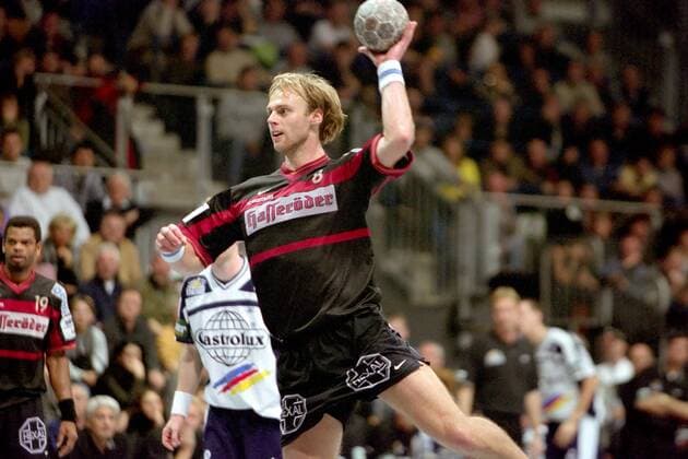 Olafur Stefansson (SCM) - Siebenmeter Handball 1. BL Herren Saison 2000 2001, SC Magdeburg Gladiators Einzelbild Magdeburg
