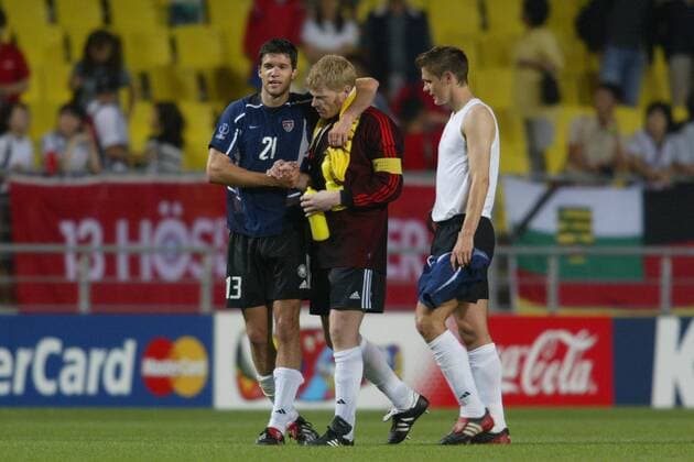 Michael Ballack (li.) bedankt sich bei Torwart Oliver Kahn (Mitte); daneben Sebastian Kehl (alle Deutschland) Fußball WM Herren Weltmeisterschaft 2002, Länderspiel, Viertelfinale, Nationalmannschaft, Nationalteam, Nationaltrikot Gruppe Munsu-Stadion Ulsan Kameradschaft,