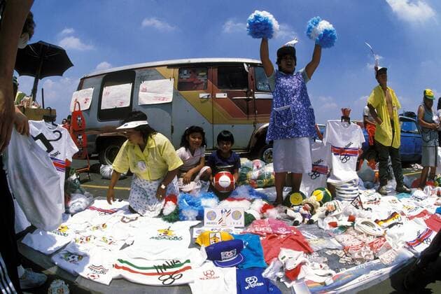 Die Straßenhändler bieten alles an, was das Fanherz begehrt Fußball WM Herren Weltmeisterschaft 1986, Länderspiel, Stadionumgebung, Gruppe Mexico-City