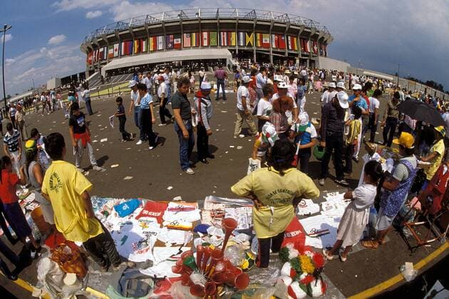 Straßenhändler vor dem Aztekenstadion Fußball WM Herren Weltmeisterschaft 1986, Länderspiel, Stadionumgebung, Totale Estadio Azteca, Aztekenstadion Mexico-City