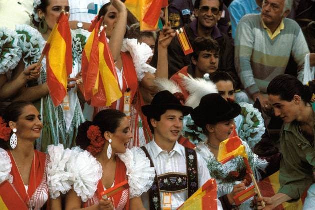Völkerverständigung - ein deutscher Fan in bayerischer Lederhose neben spanischen Senoritas Fußball EM Herren Europameisterschaft 1988, Nationalmannschaft, Nationalteam, Gruppe 1, Gruppenspiel, Nationaltrikot Gruppe Verkleidung, Fanfreundschaft, München, Länderspiel Harmonie