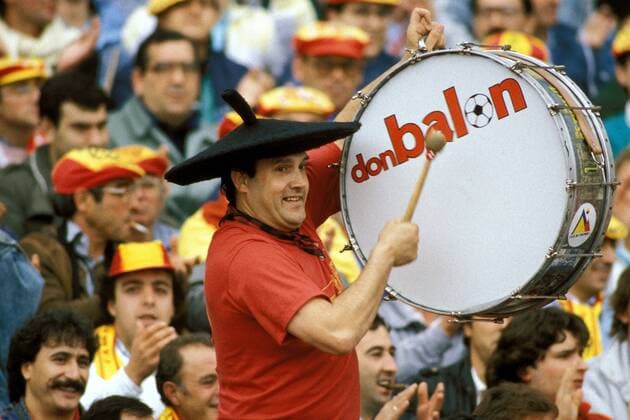 Manolo - Der Spanische Trommler in Ausübung seiner Lieblingstätigkeit unterstützt von dem Fachblatt don Balon Fußball EM Herren Europameisterschaft 1988, Nationalmannschaft, Nationalteam, Gruppe 1, Gruppenspiel, Einzelbild München, Länderspiel