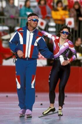 Bonnie Blair (USA) freut sich mit ihrem Trainer über den Olympiasieg Eisschnellauf OS Winter Damen Olympische Winterspiele 1992, Olympia, Olympiade, Spiele, Eisschnellaufen, Eisschnelllaufen Gruppe Albertville Freude,