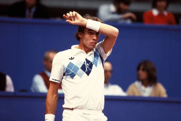 Ivan Lendl (CSSR) wischt sich den Schweiß von der Stirn Tennis Herren Masters Cup 1983, ATP, Halle, Indoor, Hallentennis, Hallenturnier Einzelbild Madison Square Garden New York