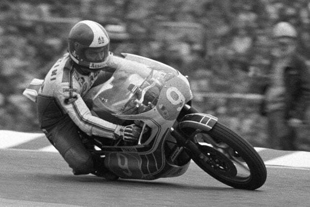 Giacomo Agostini (Italien) auf seiner Maschine Motorsport WM Herren Weltmeisterschaft 1977, Motorrad, Motorradrennen, Motorradrennsport, Motorradsport, Vneg, Vsw Einzelbild Hockenheimring Hockenheim