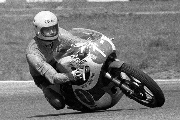 Dieter Braun (Deutschland) auf seiner Maschine Motorsport LM Herren DMV Mai-Pokal-Rennen 1974, Motorrad, Motorradrennen, Motorradrennsport, Motorradsport, Vneg, Vsw Einzelbild Hockenheimring Hockenheim