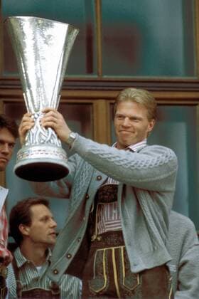 Torwart Oliver Kahn (Bayern) mit dem UEFA-Pokal Fußball EC 3 Herren UEFA-Cup 1995 1996, Pokal, Europapokal, Europacup, Rathaus, Empfang, Europapokalsieger Einzelbild München, Marienplatz, Trophäe Begeisterung, Freude,