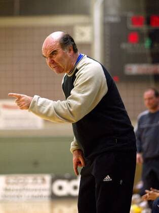 Trainer Dr. Hans-Jürgen Gerlach (Lützellinden) gibt Anweisungen Handball 1. BL Damen Saison 2002 2003, TV Lützelinden-Giessen Einzelbild Gießen Ungeduld