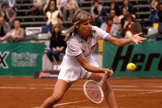 Chris Evert-Lloyd (USA) - Vorhandvolley Tennis Damen FILA Cup 1983, WTA, Sand, Sandplatz, Sandplatztennis, Sandplatzturnier, Einzelbild LTTC Rot-Weiß Hundekehle Berlin
