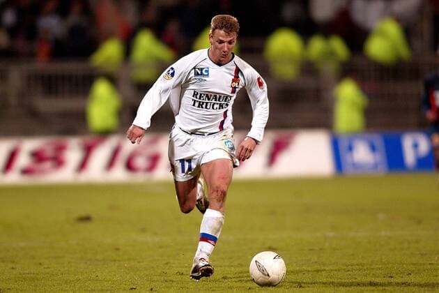 Tony Vairelles (Lyon) am Ball Fußball Herren Ligue Une 1 2002 2003, 1. Französische Liga, Olympique Lyonnais Einzelbild Lyon Dynamik,  