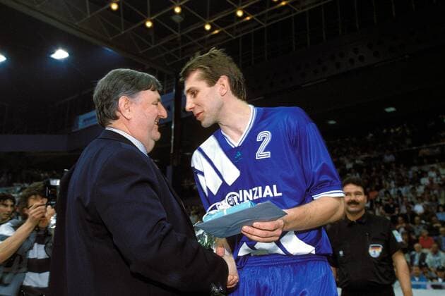 Magnus Wislander (re., Kiel) bekommt von Heinz Jacobsen -Vorsitzender der Handball-Bundesliga-Vereinigung Männer (HBVM)- ein Geschenk überreicht Handball 1. BL Herren Saison 1997 1998, THW Kiel, Vdia Gruppe Kiel